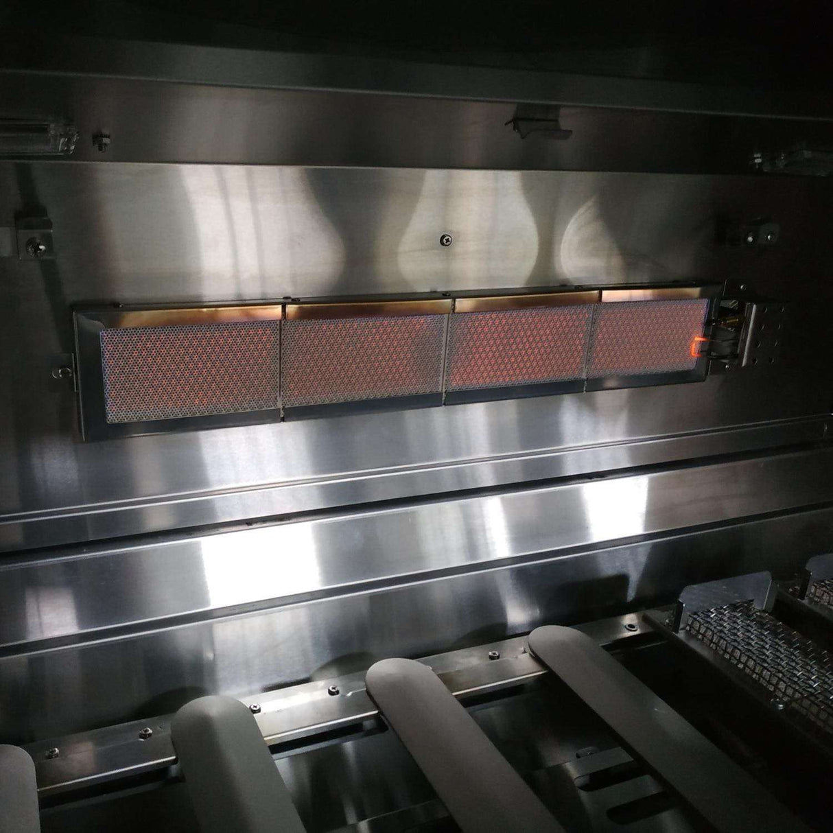 Grand Turbo 40-Inch 6-Burner Built-In Propane Gas Grill With Two Infrared Sear Burners & Rotisserie - B4019BLP lights